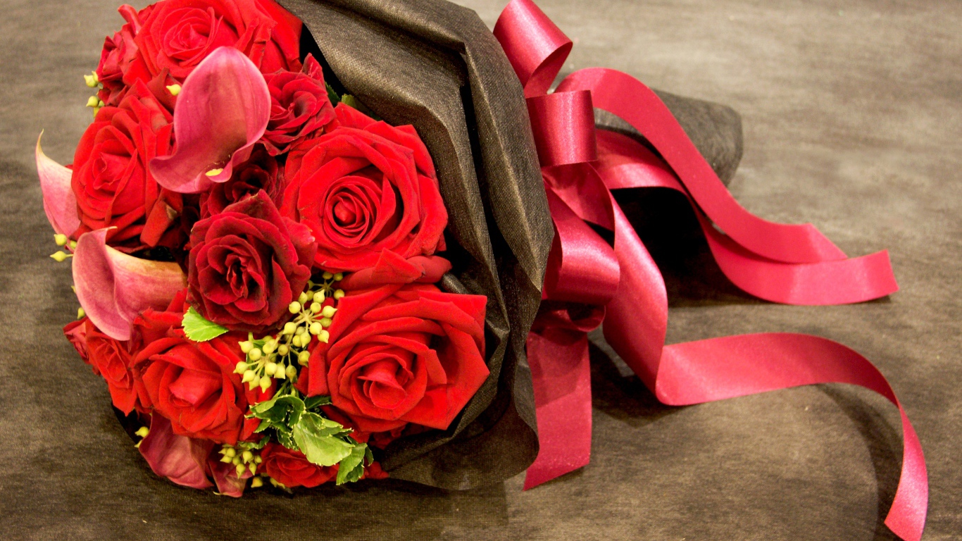 Красивый букет красных роз с красной лентой