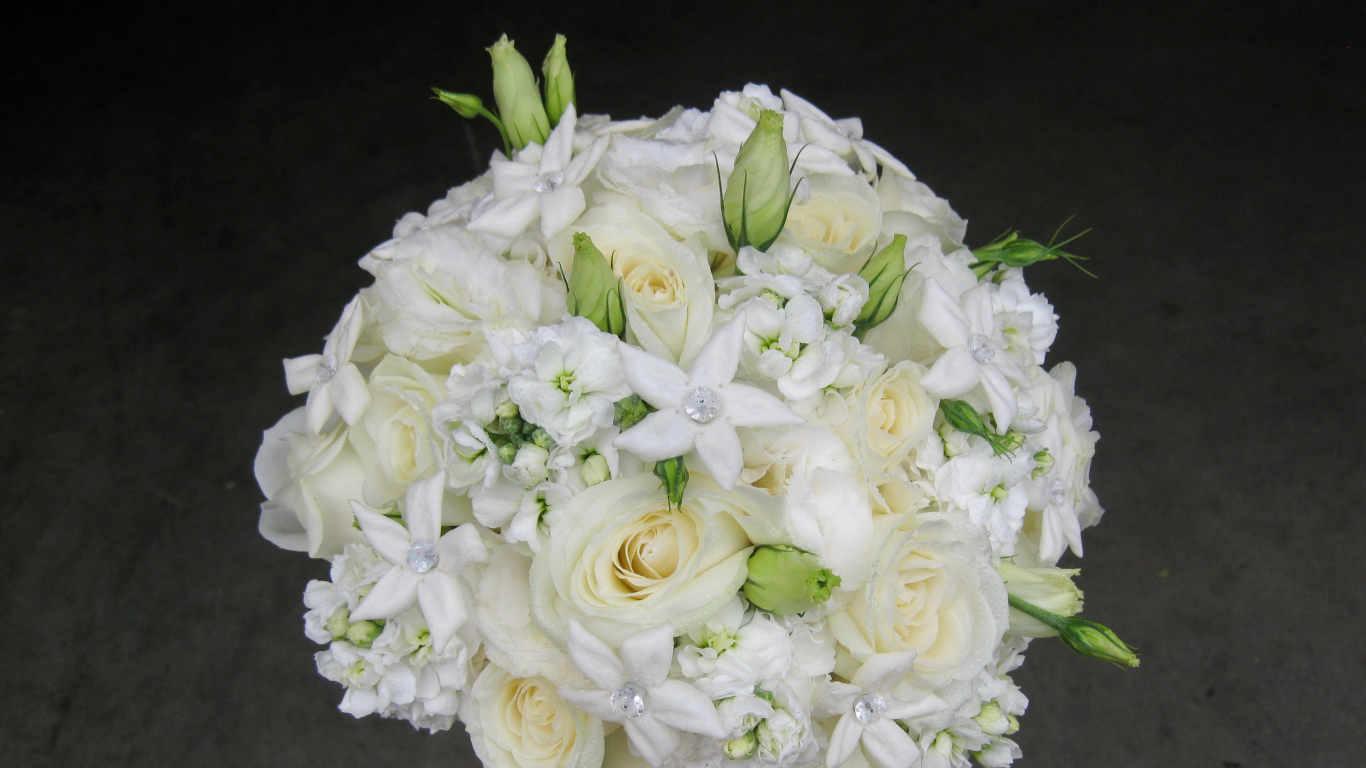 Красивый букет роз с цветами левкой 