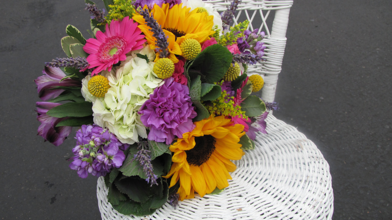 Красивый букет на плетеном стуле 