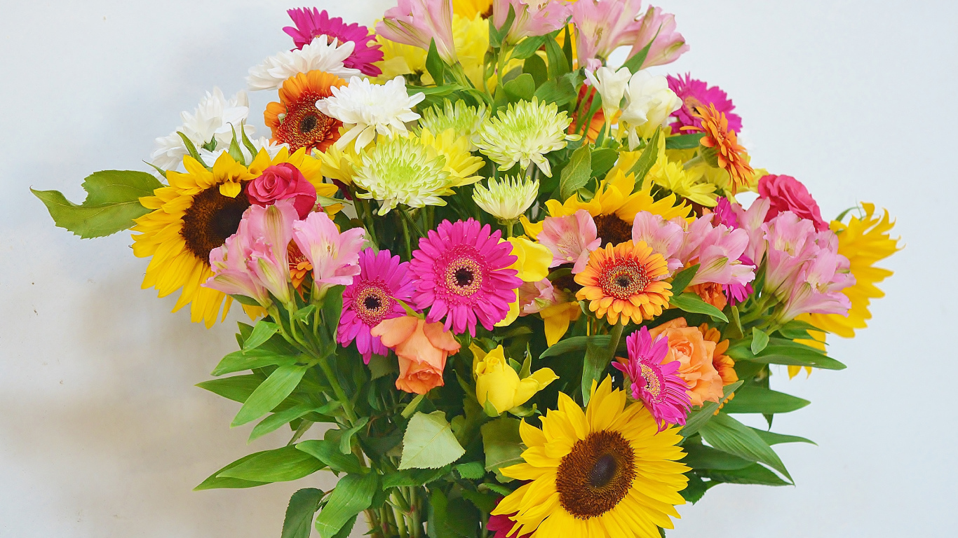 Красивый букет с цветами альстромерии, герберы, хризантемы и подсолнуха