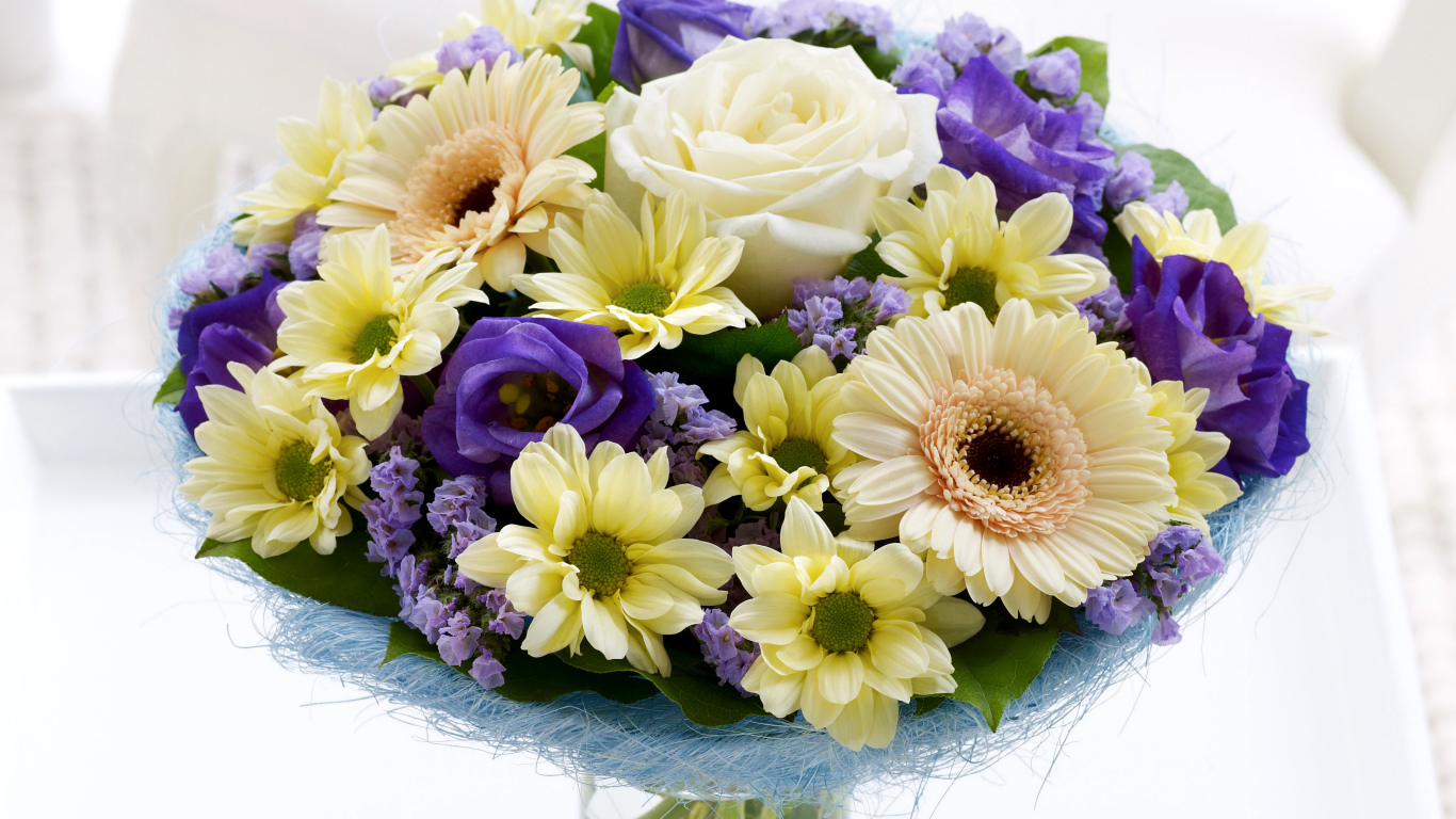 Красивый праздничный букет с цветами роз, хризантем и эустомы