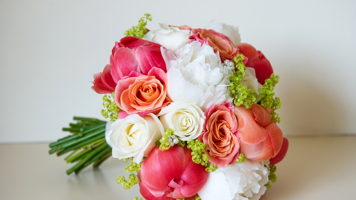 Красивый свадебный букет из цветов розы и пиона