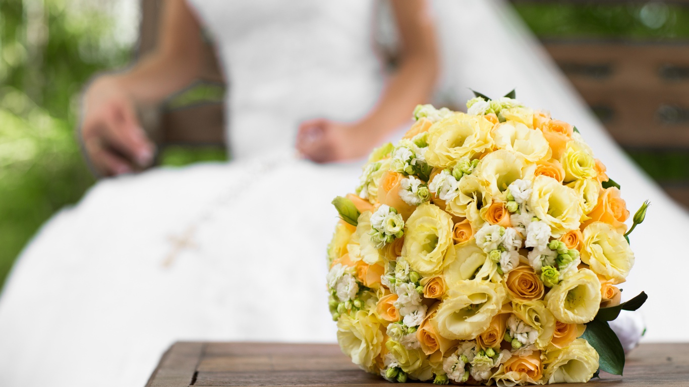 Красивый свадебный букет с розами и цветами эустома