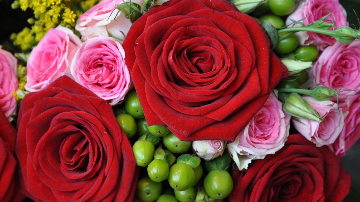 Букет из крупных красных роз с розовыми 