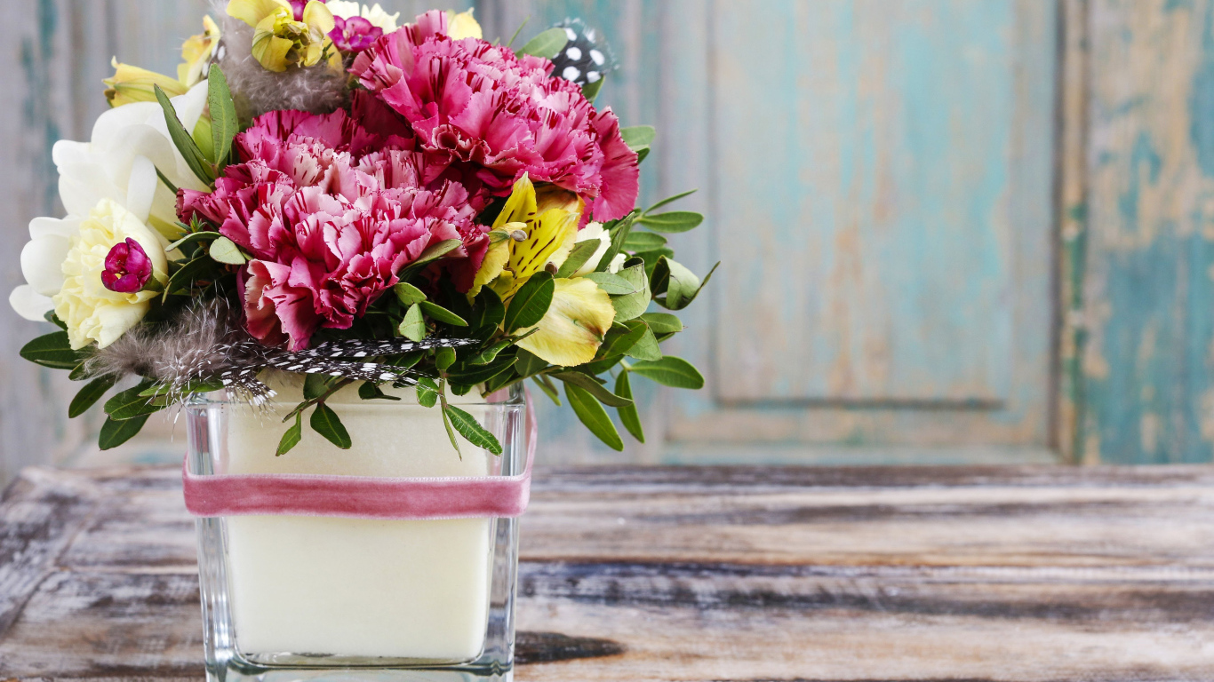 Букет пионов с лилиями в вазе на столе