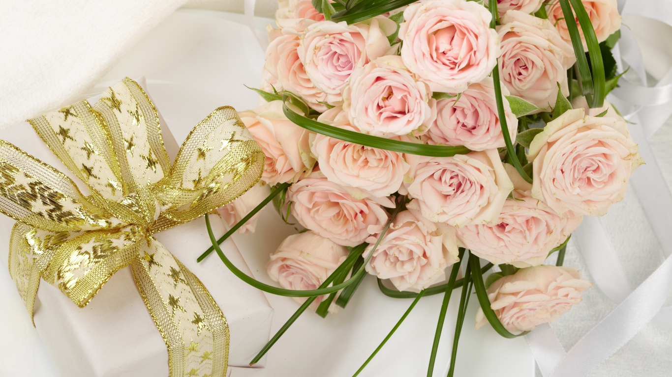 Букет розовых роз и подарок с красивым бантом