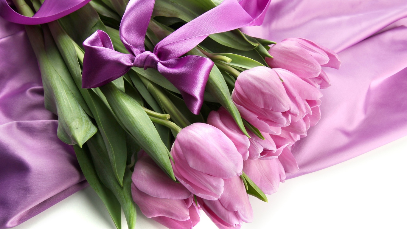 Букет розовых тюльпанов с бантом из атласной ленты