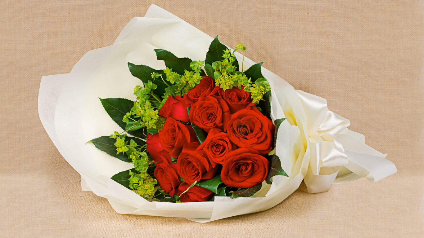 Букет красных роз с белым бантом