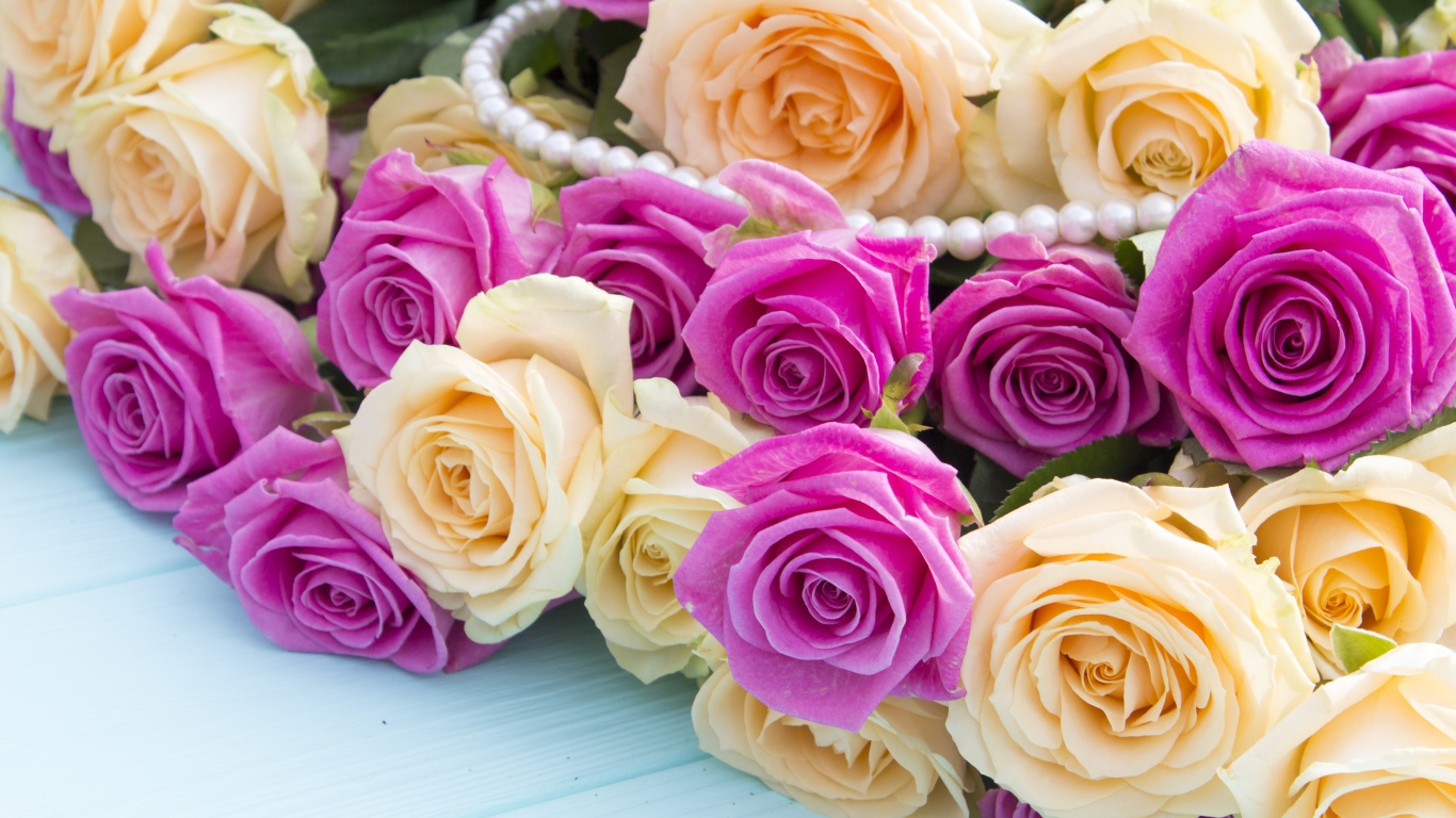 Букет белых и розовых роз с жемчужными бусами