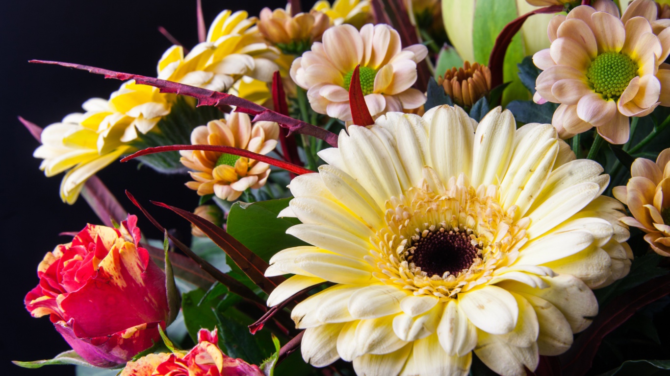 Букет с цветами герберы, розы и хризантемы