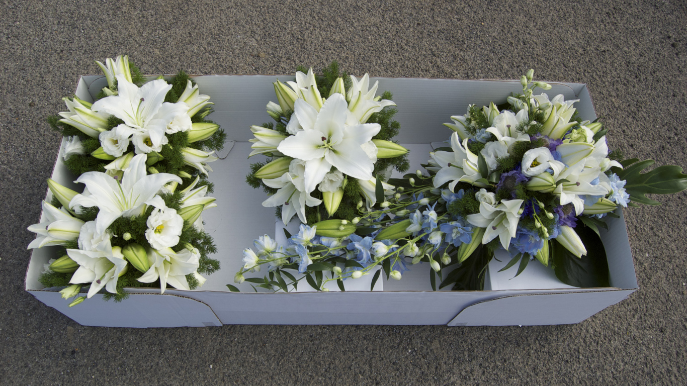 Букеты с белыми цветами лилии и эустомы