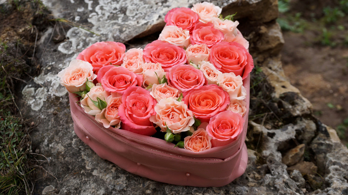 Нежные розы в коробке в форме сердца