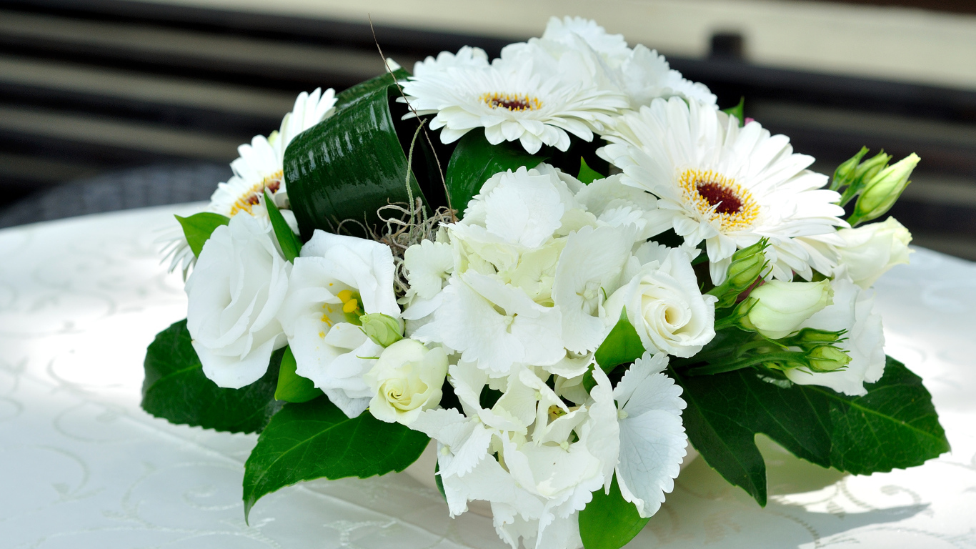 Праздничный букет с цветами роз, эустомы и герберы