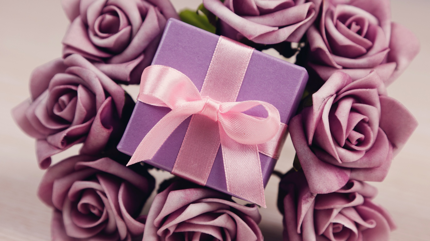 Подарок с сиреневыми розами 