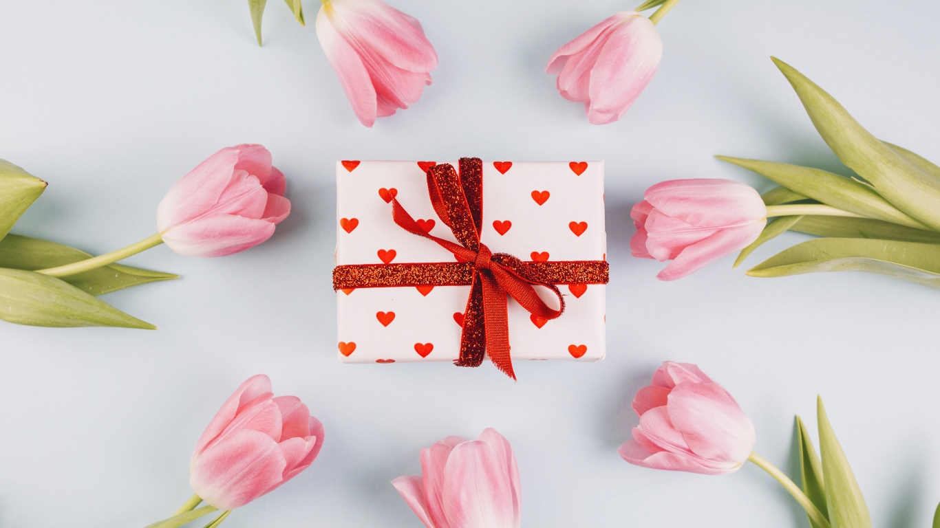 Подарок с розовыми тюльпанами на сером фоне 