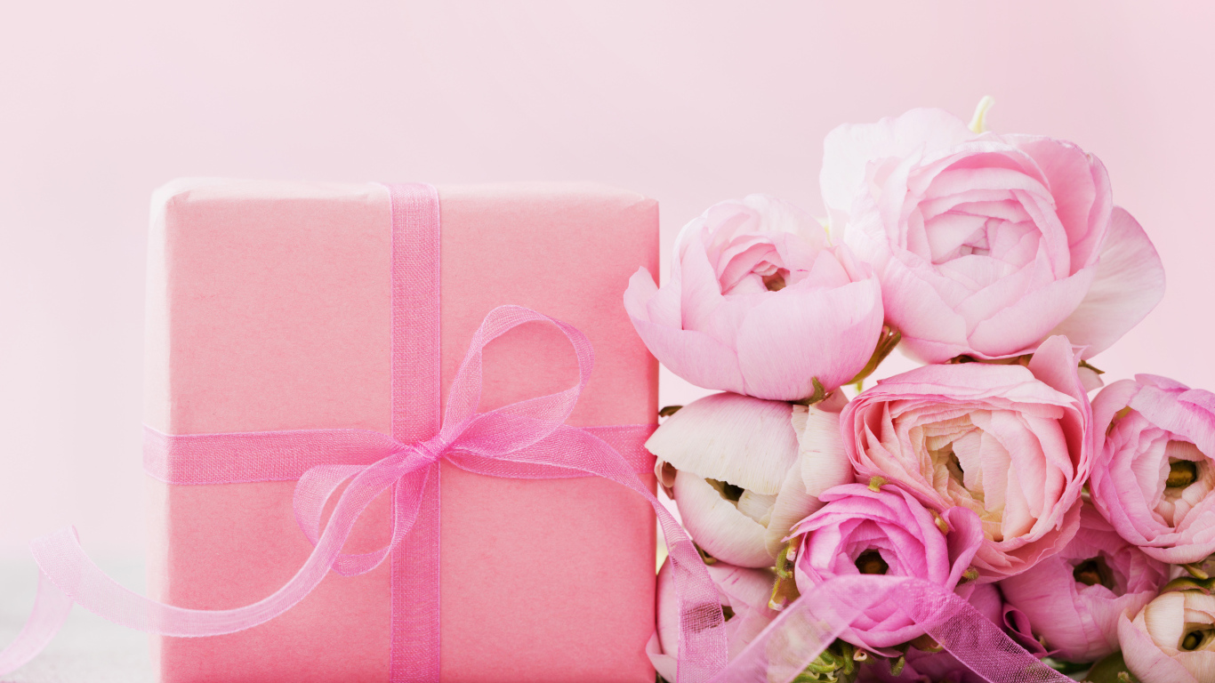 Розовый подарок с букетом розовых лютиков на розовом фоне
