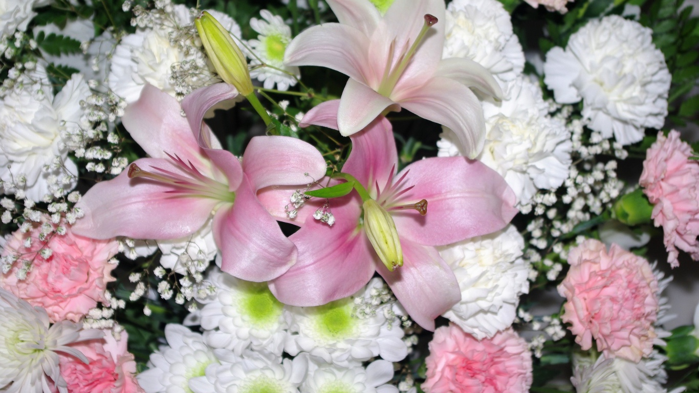 Розовые лилии с белыми и розовыми гвоздиками