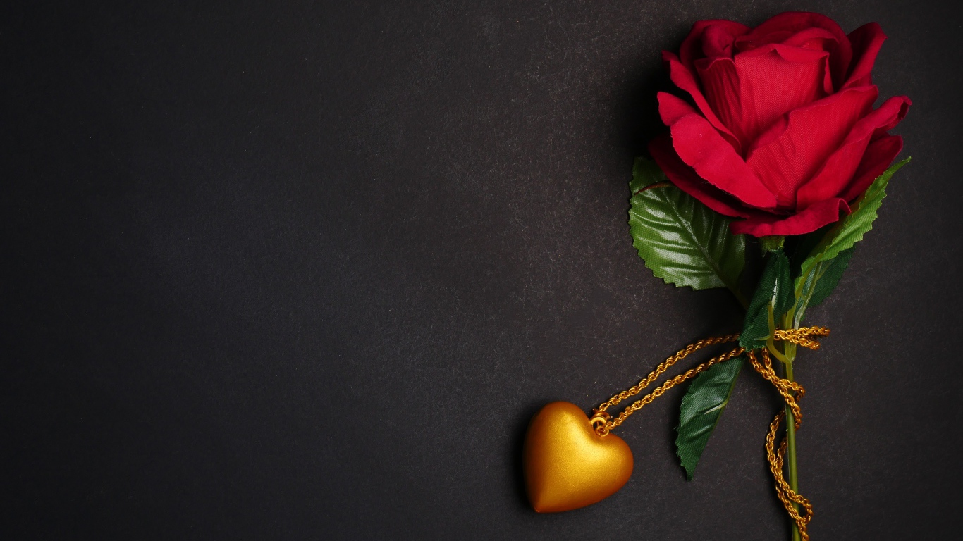 Красная искусственная роза с кулоном в форме сердца