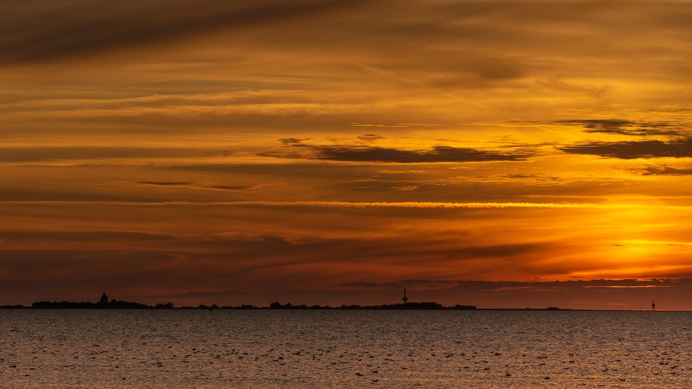 Спокойное море на фоне красивого неба на закате