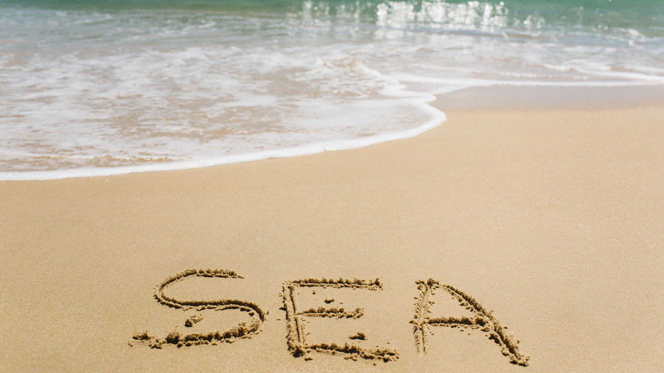 Надпись на песке у моря летом