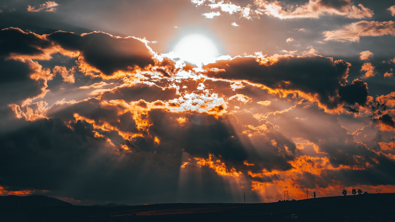 Яркое солнце в облаках на закате 