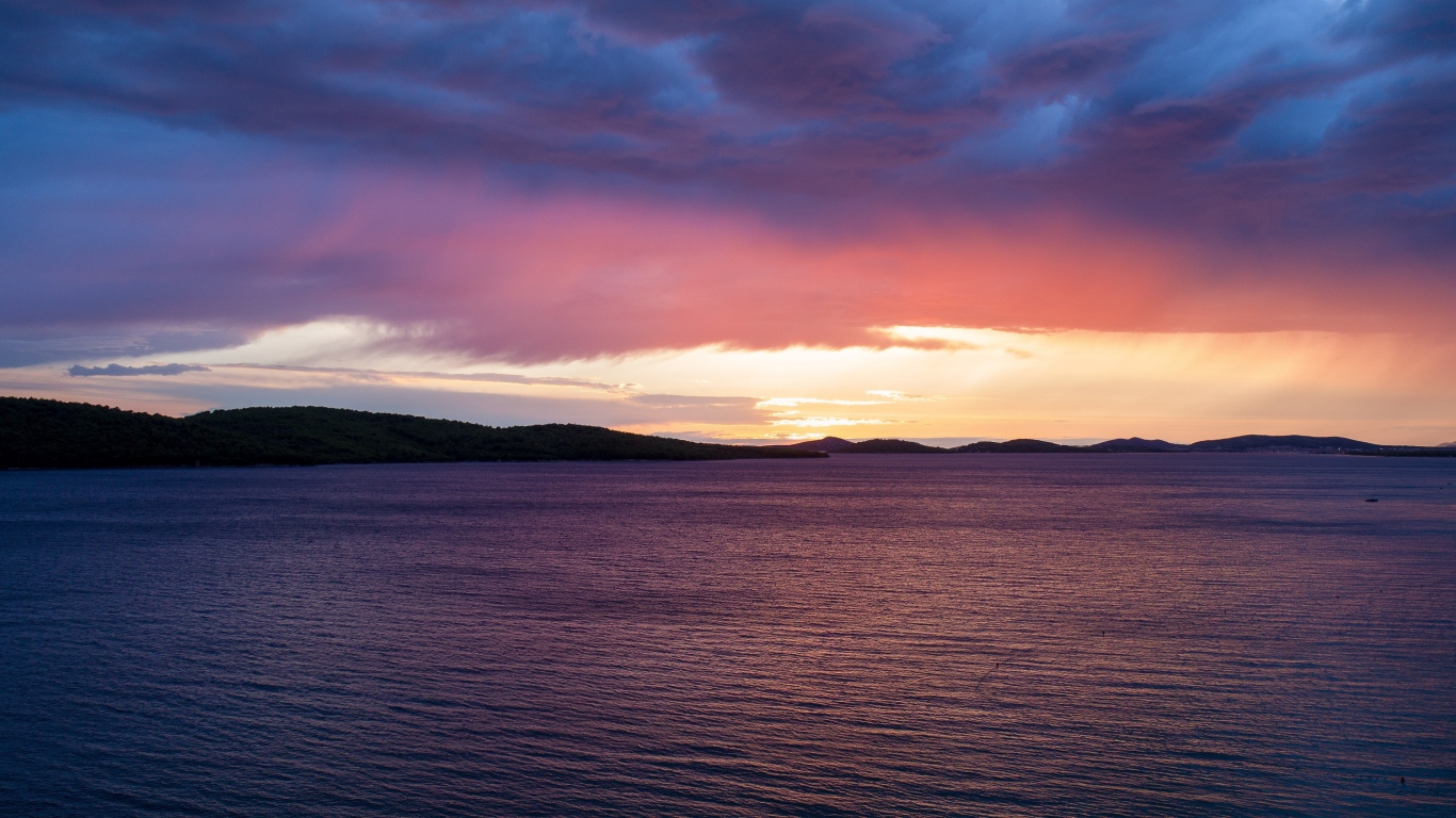 Спокойная вода в озере под красивым небом на закате