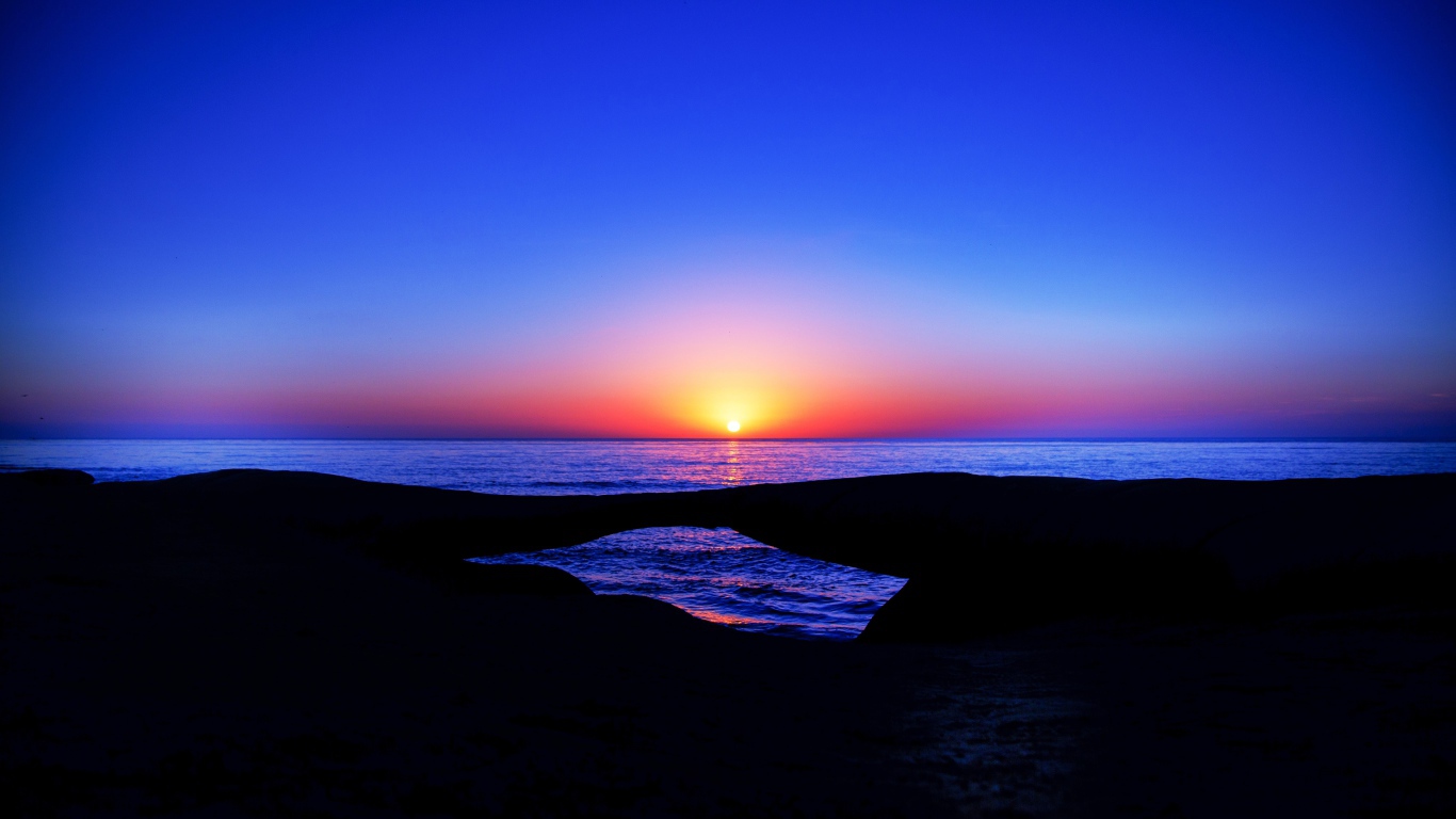 Закат солнца в голубом небе на морском горизонте 