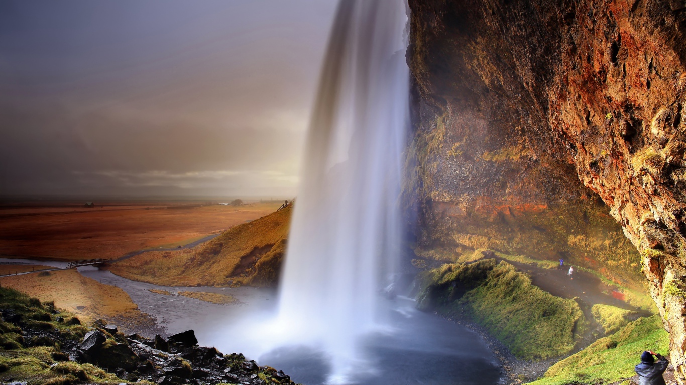 Живописный водопад Сельяландсфосс стекает со скалы, Исландия