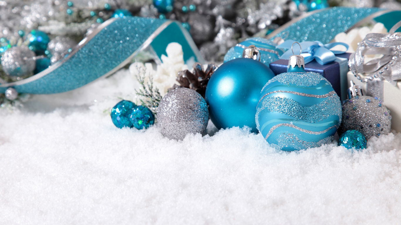 Красивые новогодние шарики на снегу на Новый год и Рождество 2019