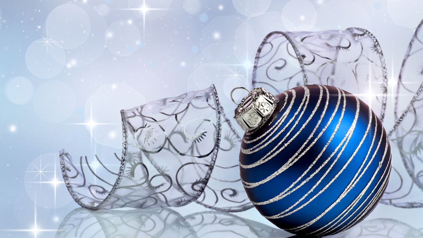 Большой голубой шар с лентой на сером фоне