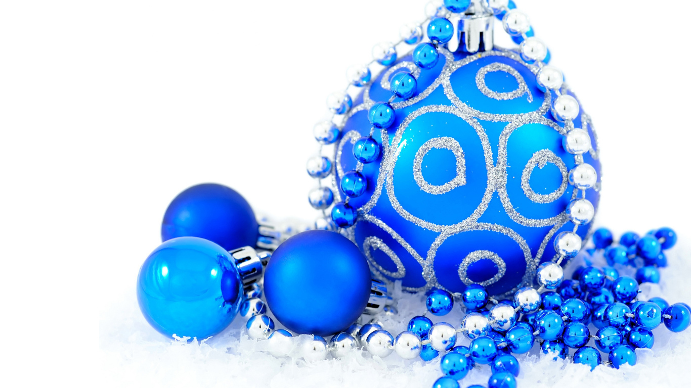 Голубые блестящие шарики с бусами на белом фоне на Новый год 