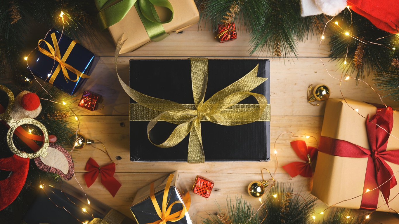 Новогодние подарки с еловыми ветками и гирляндой 