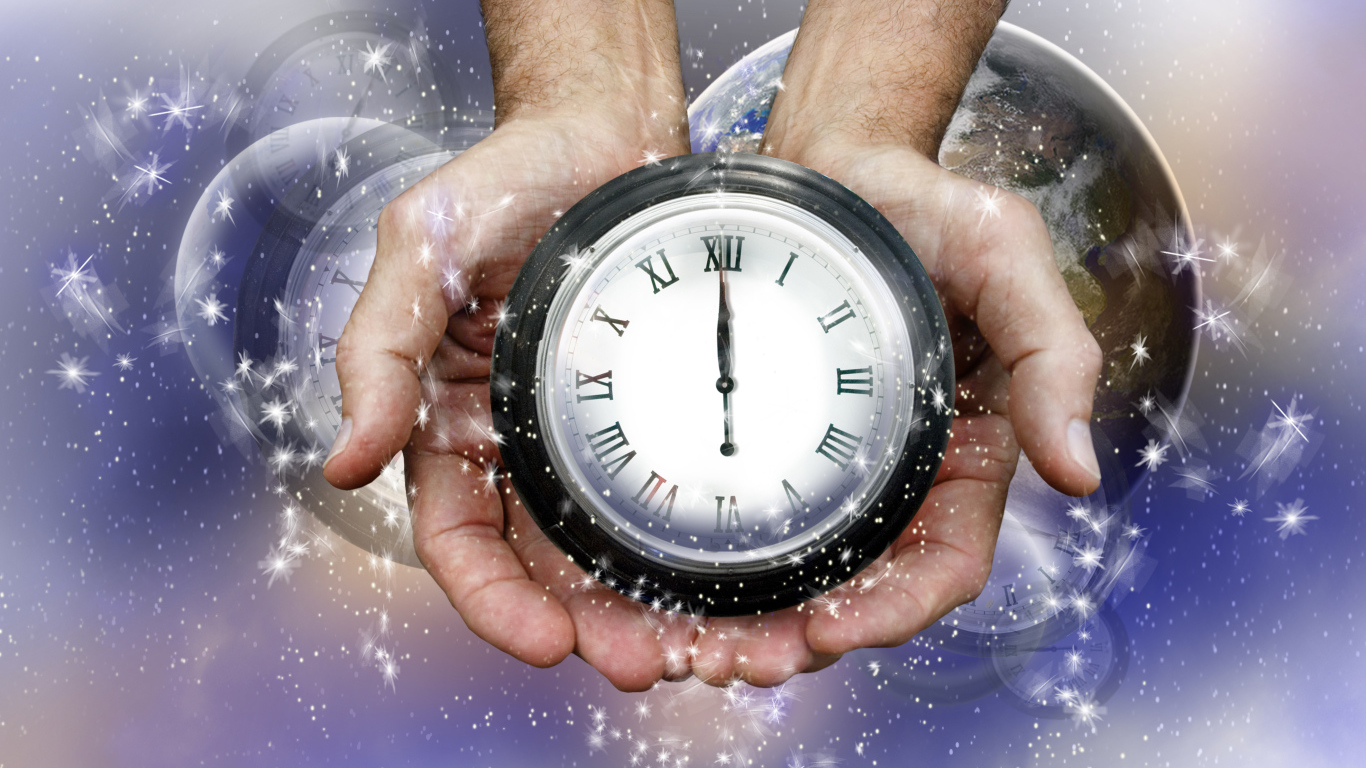 Часы с руках у мужчины показывают двенадцать ночи 