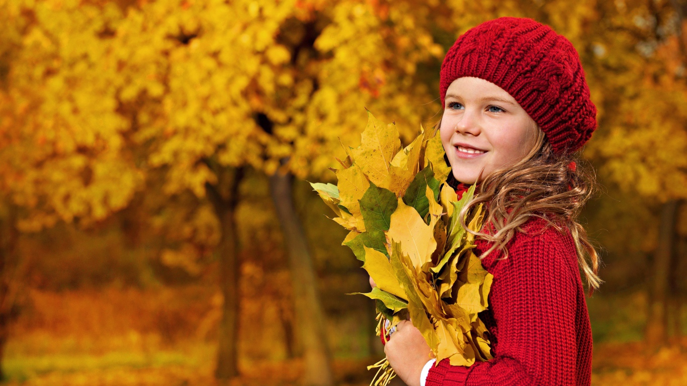 Девочка в красном берете с желтыми листьями в руках