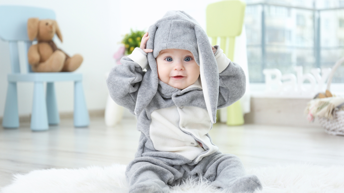 Маленький ребенок в костюме зайчика