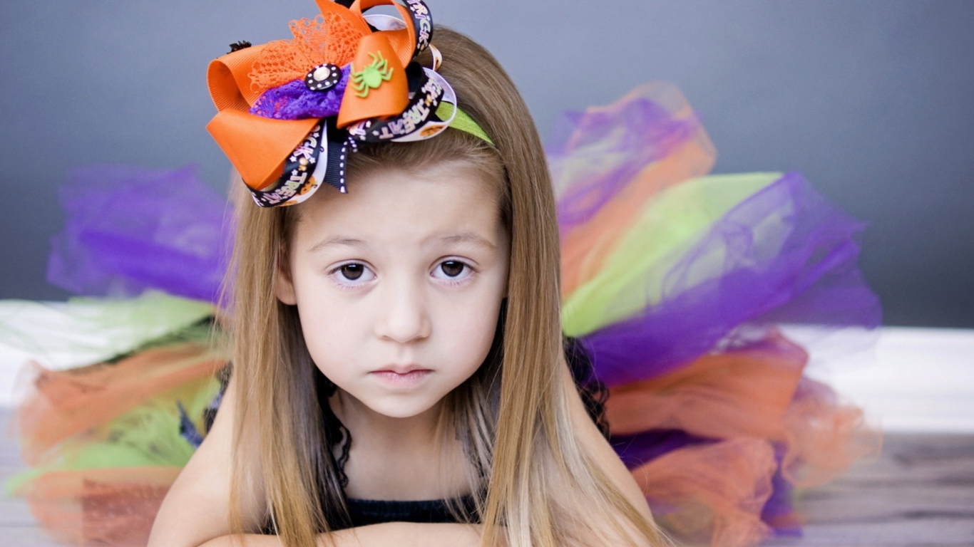 Девочка в красивой юбке с бантом на голове