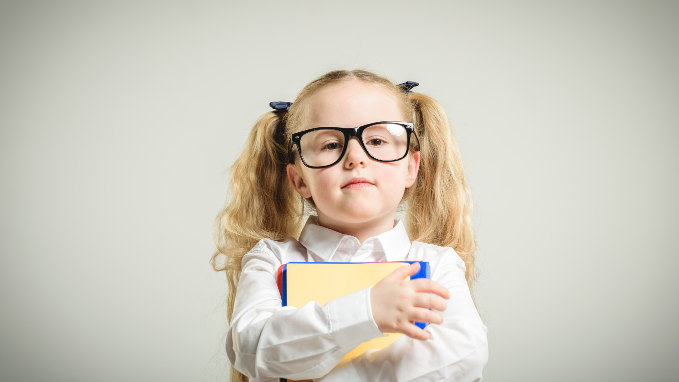 Девочка школьница в очках с книгами