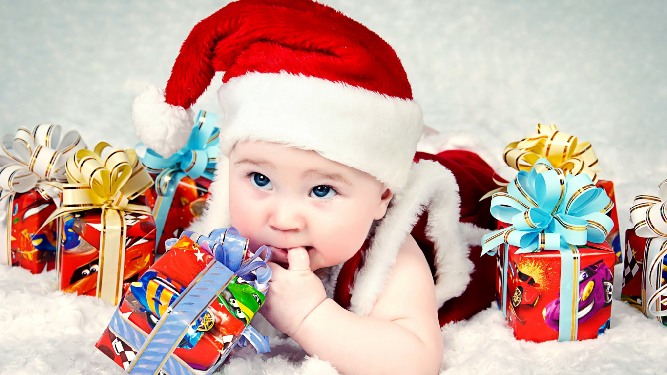Маленький ребенок в новогоднем костюме с подарками