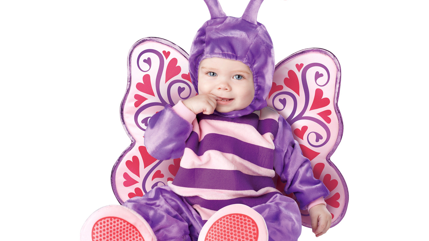 Маленький ребенок в костюме бабочки на белом фоне