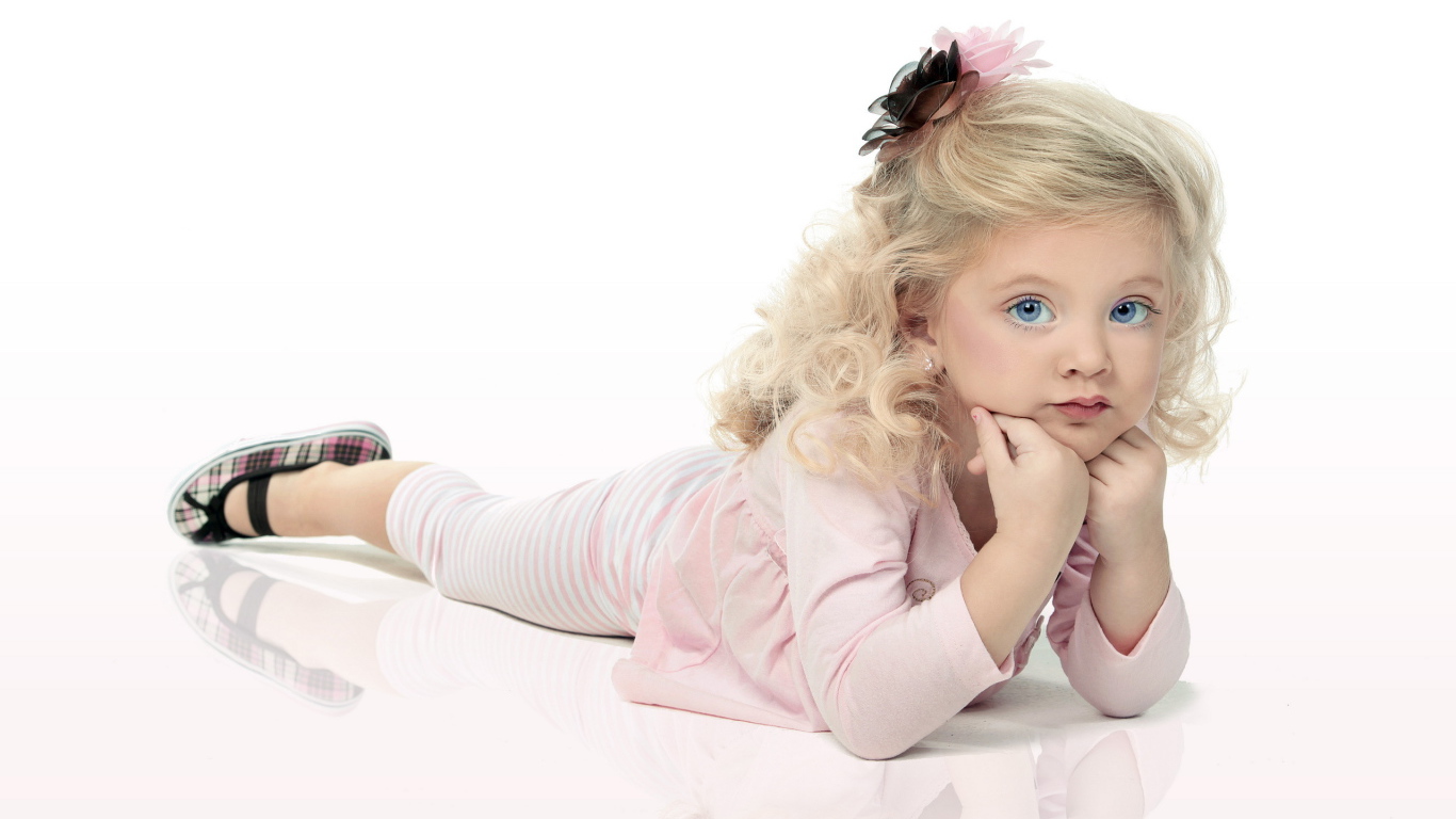 Маленькая красивая девочка со светлыми волосами