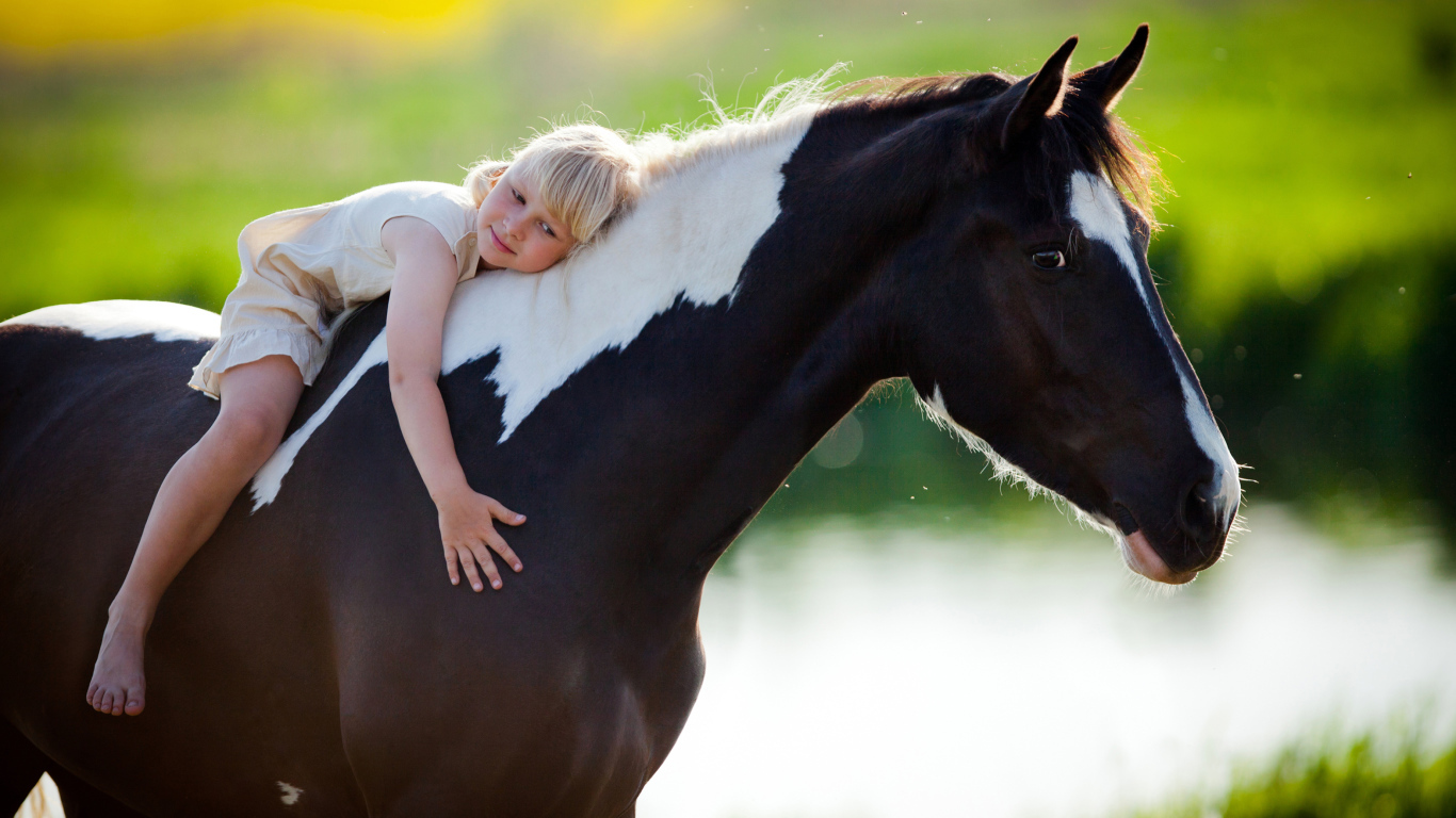 Маленькая девочка блондинка на коне