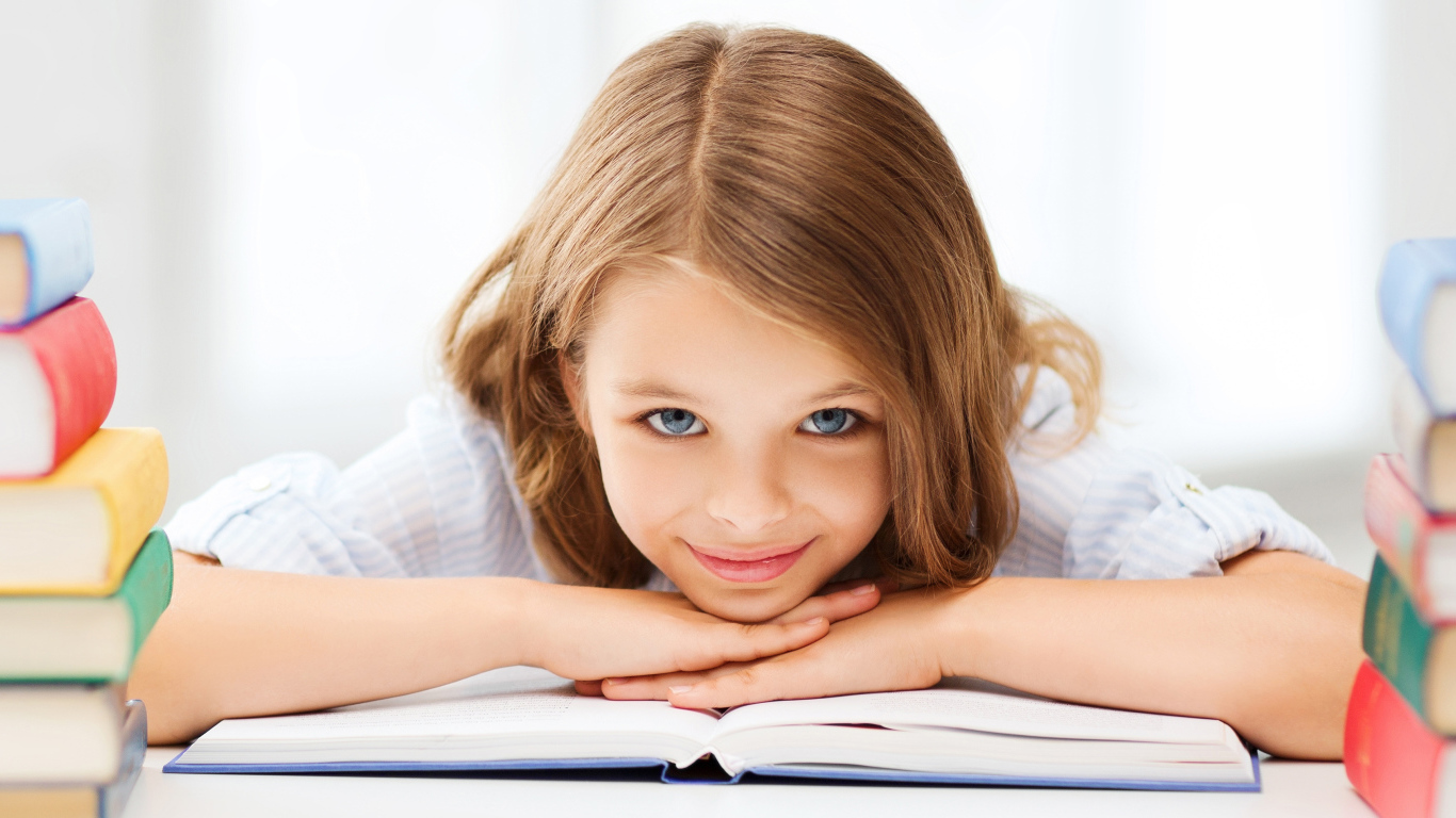 Маленькая голубоглазая девочка школьница с книгой 