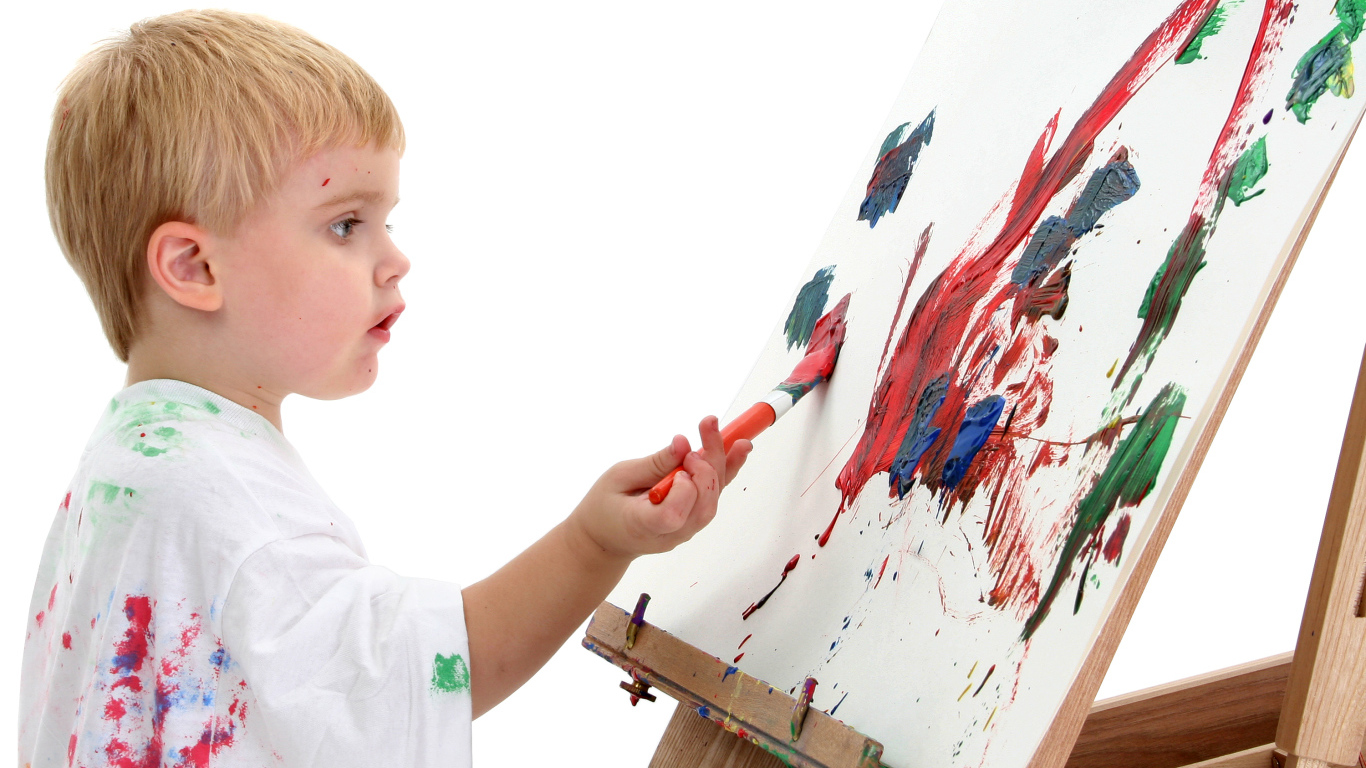 Маленький мальчик рисует красками 