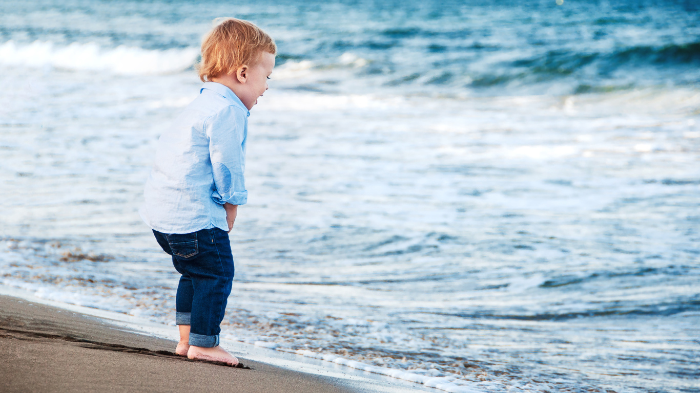 Маленький мальчик на берегу моря 