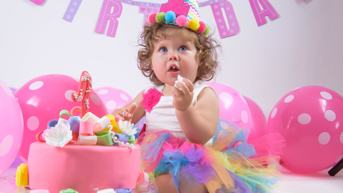 Маленькая милая девочка с большим тортом на день рождения 