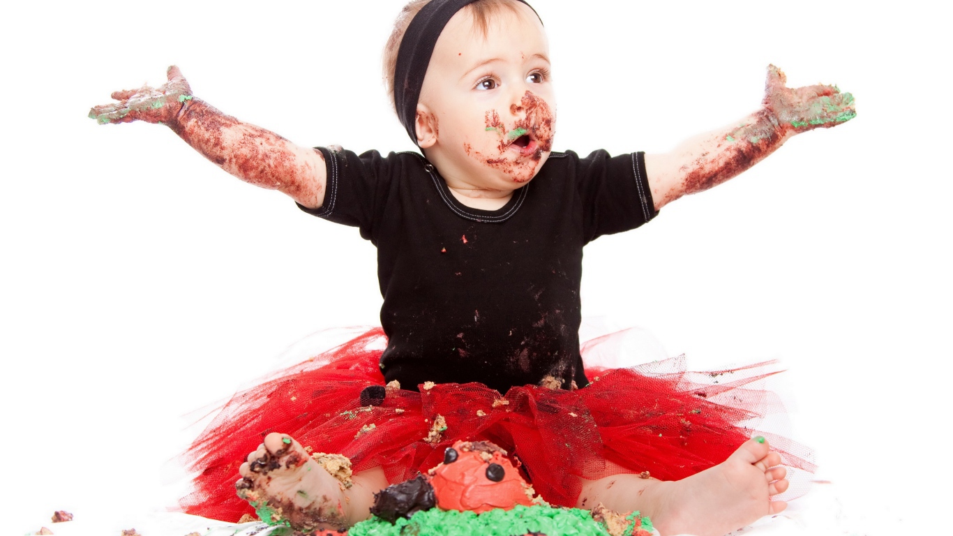 Маленькая смешная девочка в торте на белом фоне