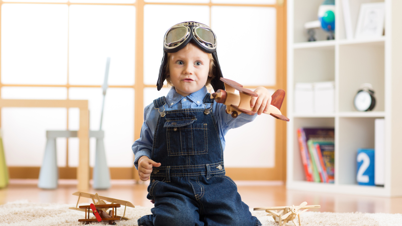 Маленький будущий летчик играет с самолетом