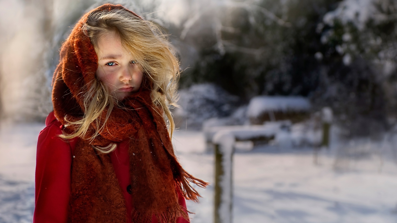 Маленькая девочка в теплом платке зимой