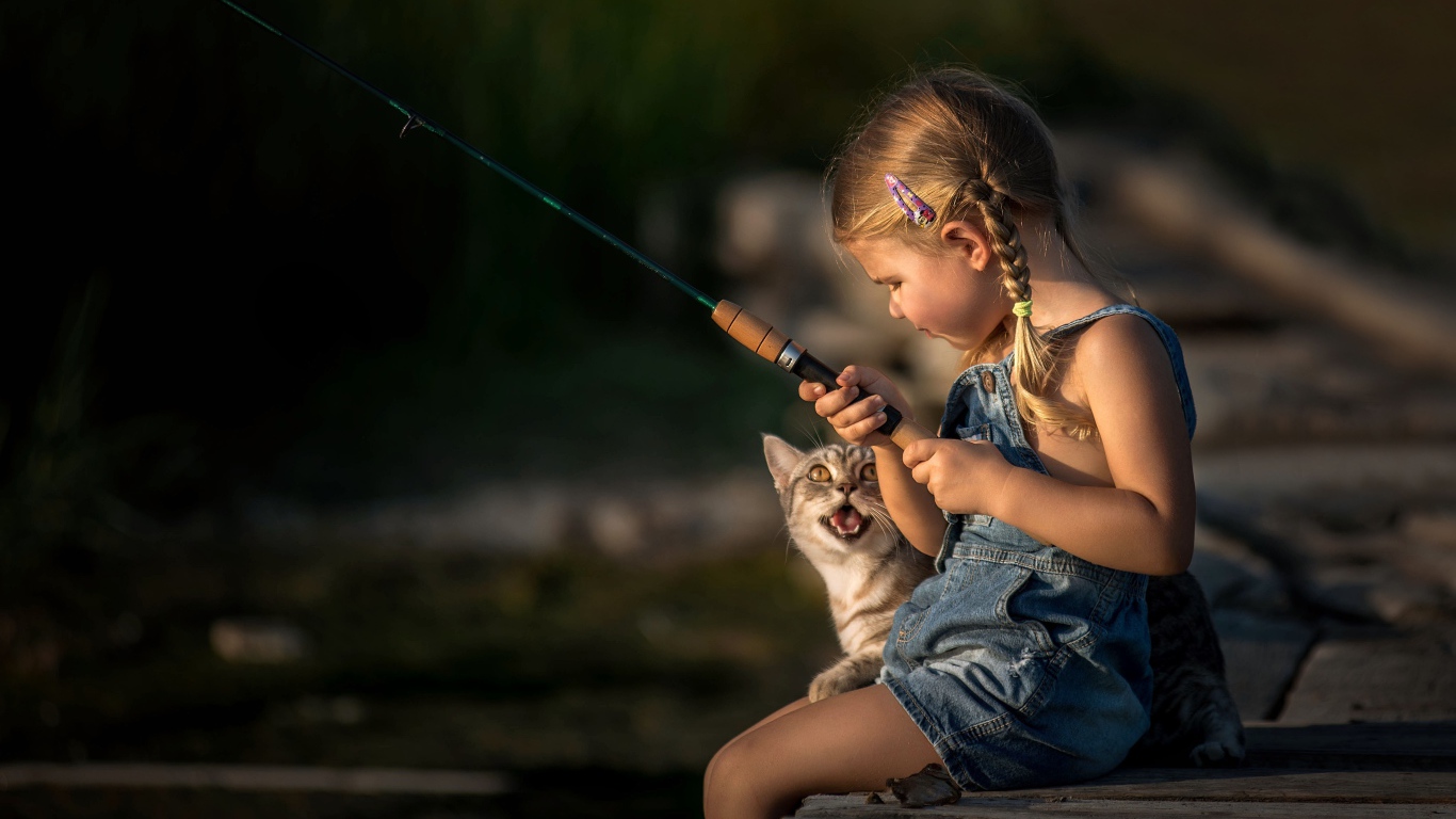 Маленькая девочка на рыбалке с котом