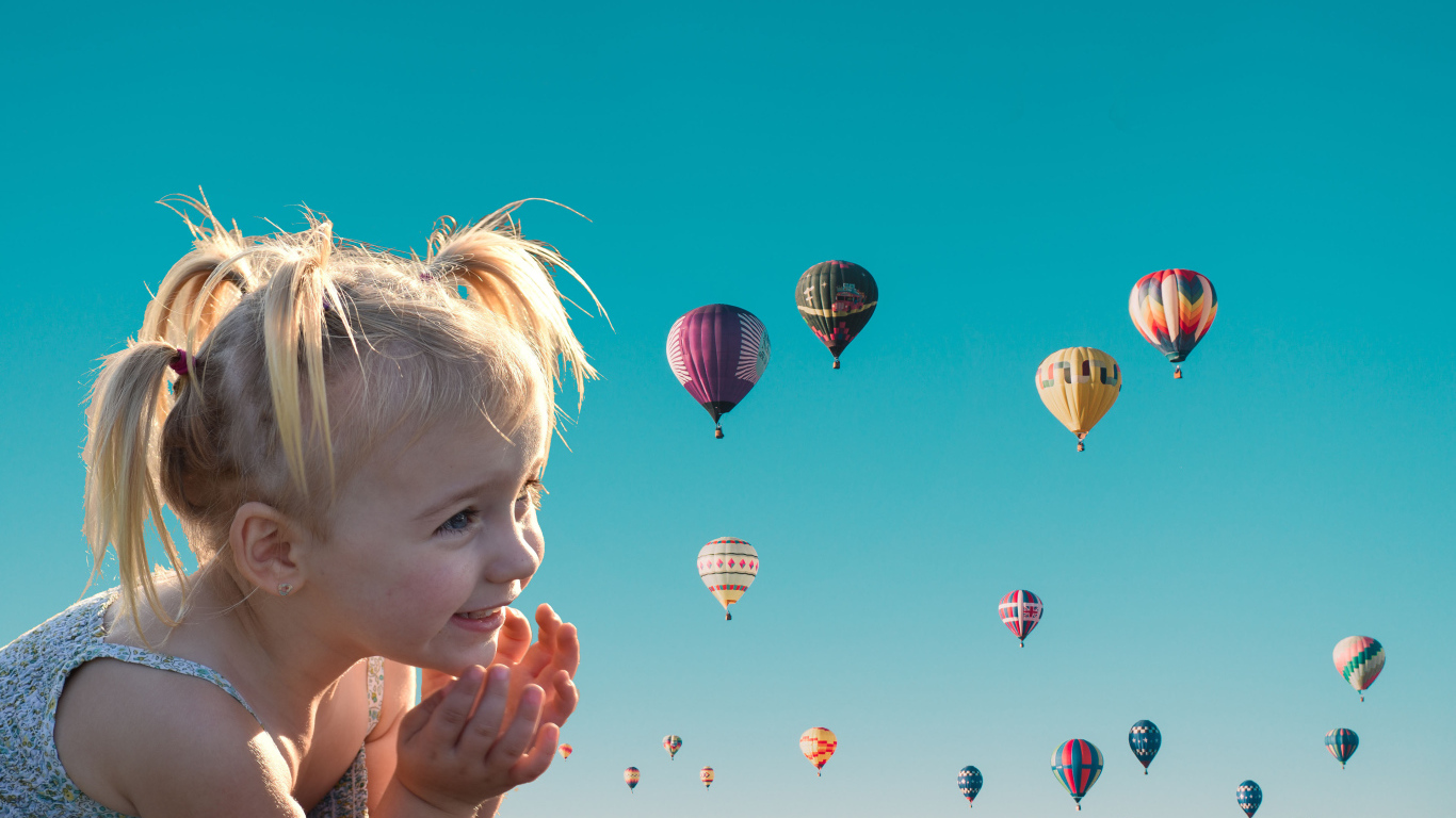 Маленькая девочка на фоне воздушных шаров